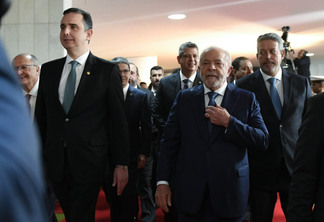 O presidente Lula ladeado por Rodrigo Pacheco (esq.) e Arthur Lira - Roque de Sá/Agência Senado