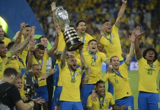 Seleção brasileira segura a taça da Copa América 2019, conquistada aqui no Brasil - Fernando Frazão/Agência Brasil