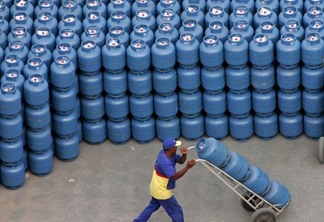 Botijões de gás (GLP) em distribuidoras - Caetano Barreira, da Reuters