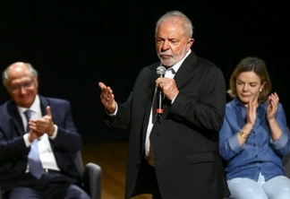 Da esquerda para a direita: Geraldo Alckmin (PSB), vice-presidente, Lula (PT), ao centro, presidente , e Gleisi Hoffmann, deputada federal e presidente nacional do PT - Marcelo Camargo, Agência Brasil