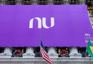 Bandeira do Nubank estendida na fachada da Bolsa de Nova York nesta quinta-feira (9) - Reprodução: Blog Nubank
