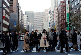 Pedestres em distrito empresarial de Tóquio - Kim Kyung-Hoon/Reuters