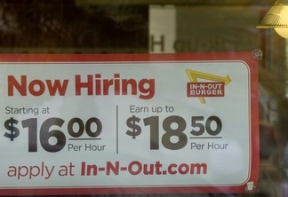 Aviso de contratação do In-N-Out Burger em Encinitas, Califórnia, EUA - Reuters/Mike Blake