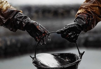 -"Preços do petróleo sobem com temores de conflito no Oriente Médio e queda nos estoques dos EUA."

