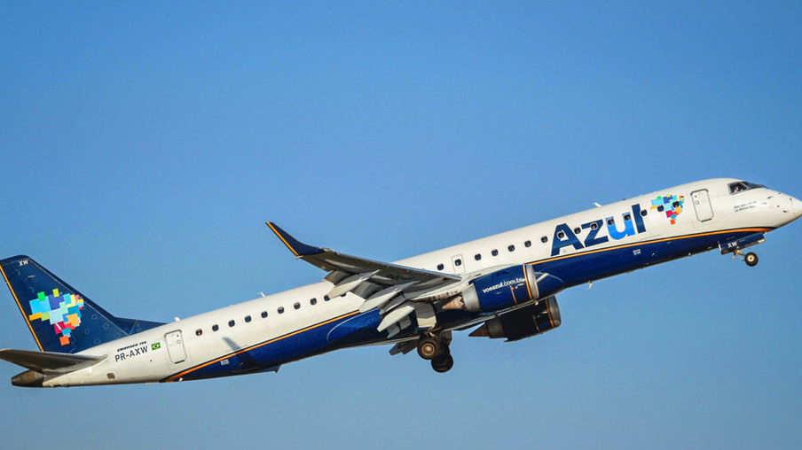 Aeronave da Azul (AZUL4) - Foto: NurPhoto/ Getty Images