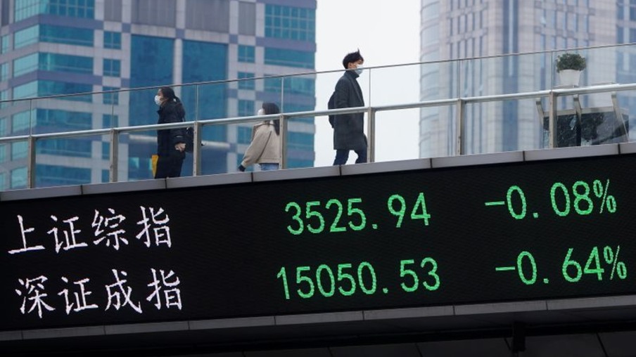 Reuters. Telão em Xangai mostra flutuações dos mercados acionários, 06/01/2021 - REUTERS/Aly Song