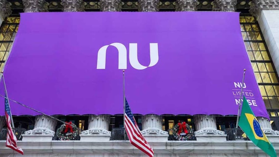 Bandeira do Nubank estendida na fachada da Bolsa de Nova York nesta quinta-feira (9) - Reprodução: Blog Nubank