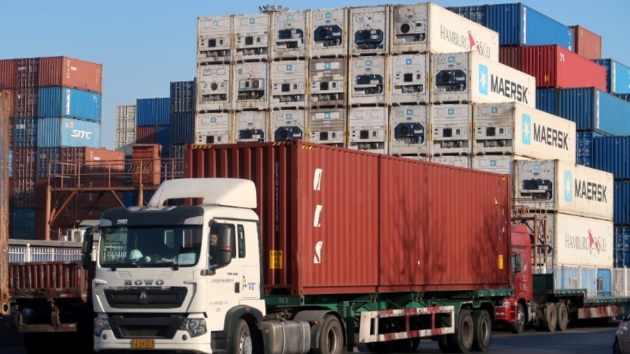 Caminhão carregando contêiner em centro de logística perto do porto de Tianjin, China - Reuters/Yilei Sun