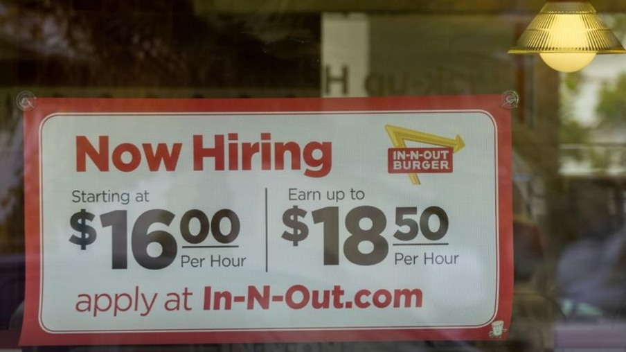 Aviso de contratação do In-N-Out Burger em Encinitas, Califórnia, EUA - Reuters/Mike Blake