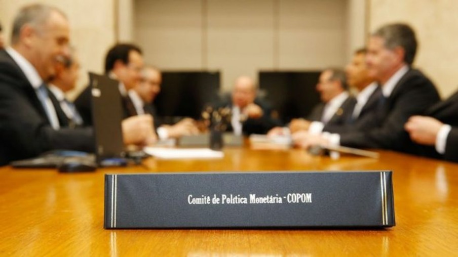 Membros do Copom discutem políticas monetárias para enfrentar a inflação e estabilizar a economia brasileira.