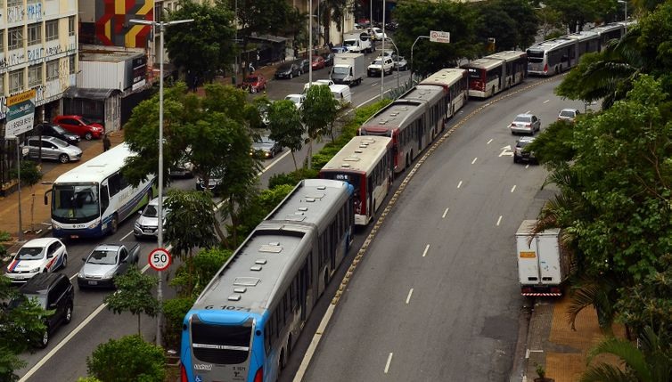 São Paulo - Paralisação dos motoristas de ônibus e cobradores na Avenida Nove de Julho, região central da cidade  (Rovena Rosa/Agência Brasil)