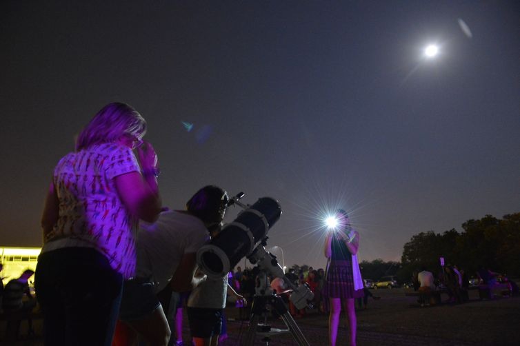 Brasília - O Clube de Astronomia promove um encontro de telescópios na Praça dos Três Poderes, para observar a Superlua e eclipse total lunar (Marcello Casal Jr/Agência Brasil)