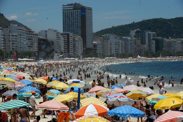 Rio de Janeiro - Praia de Copacabana no primeiro final de semana do verão no Rio de Janeiro(Fernando Frazão/Agencia Brasil)