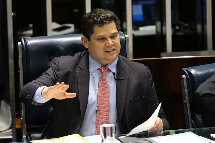 O presidente do Senado, Davi Alcolumbre, durante sessão que aprovou  Proposta de Emenda à Constituição 91/2019, que altera o rito de tramitação das medidas provisórias no Congresso Nacional.