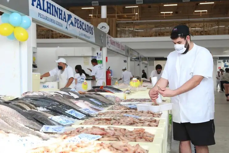 Com estabelecimento fechado, comerciantes estão fazendo entregas.