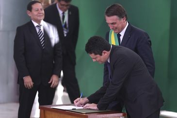 O presidente Jair Bolsonaro empossa o ministro da Justiça e Segurança Pública, Sérgio Moro, durante cerimônia de nomeação dos ministros de Estado, no Palácio do Planalto.