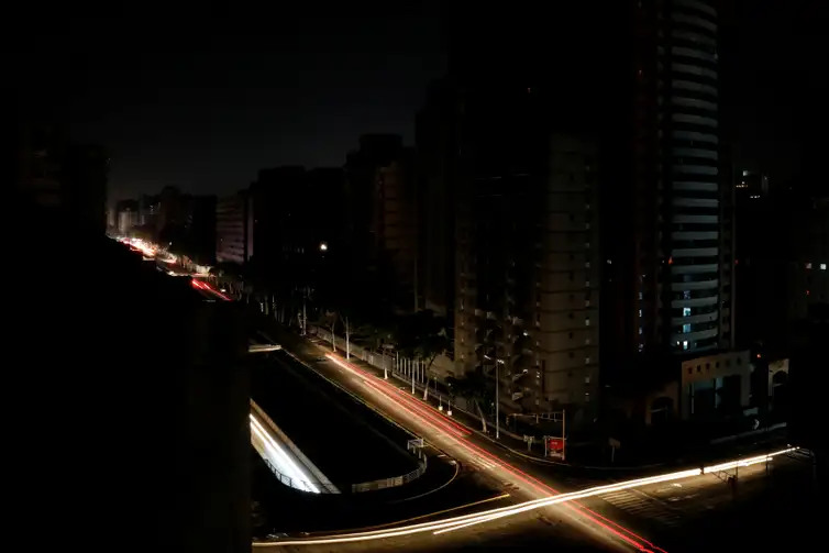 Car lights are seen on one of the main roads of the city during the second day of a blackout in Caracas, Venezuela March 9, 2019. REUTERS/Carlos Jasso     TPX IMAGES OF THE DAY