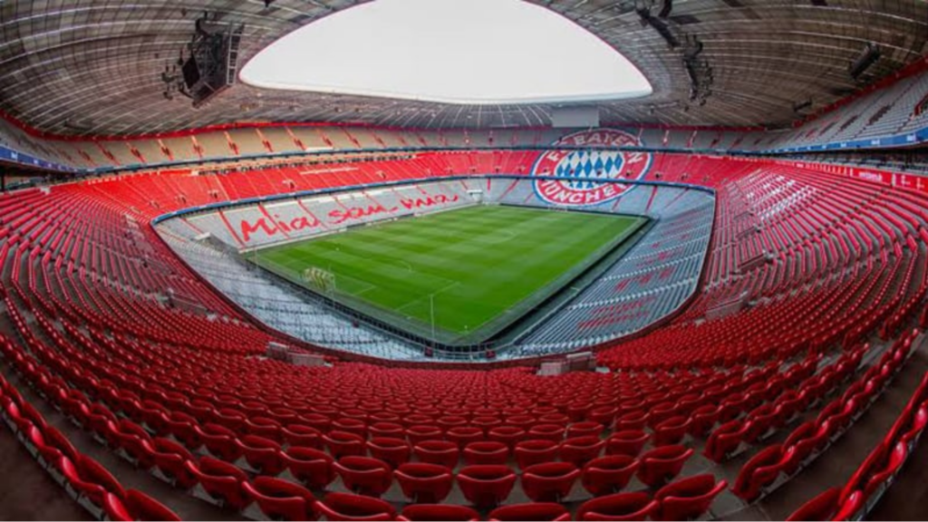 Vista do estádio Allianz Arena, em Munique, local da final da Liga dos Campeões 2024/25, com capacidade para 67 mil espectadores.